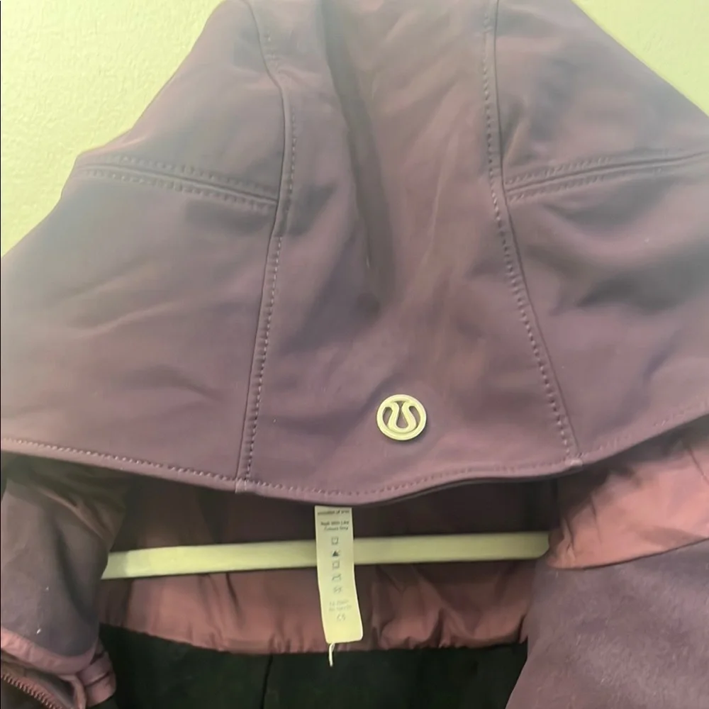 Lululemon -  Ski windbreaker Jacket with Hood and Zipper Closure